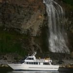 ゴジラ岩観光　知床半島ウトロクルーズ