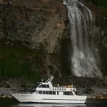 ゴジラ岩観光　知床半島ウトロクルーズ